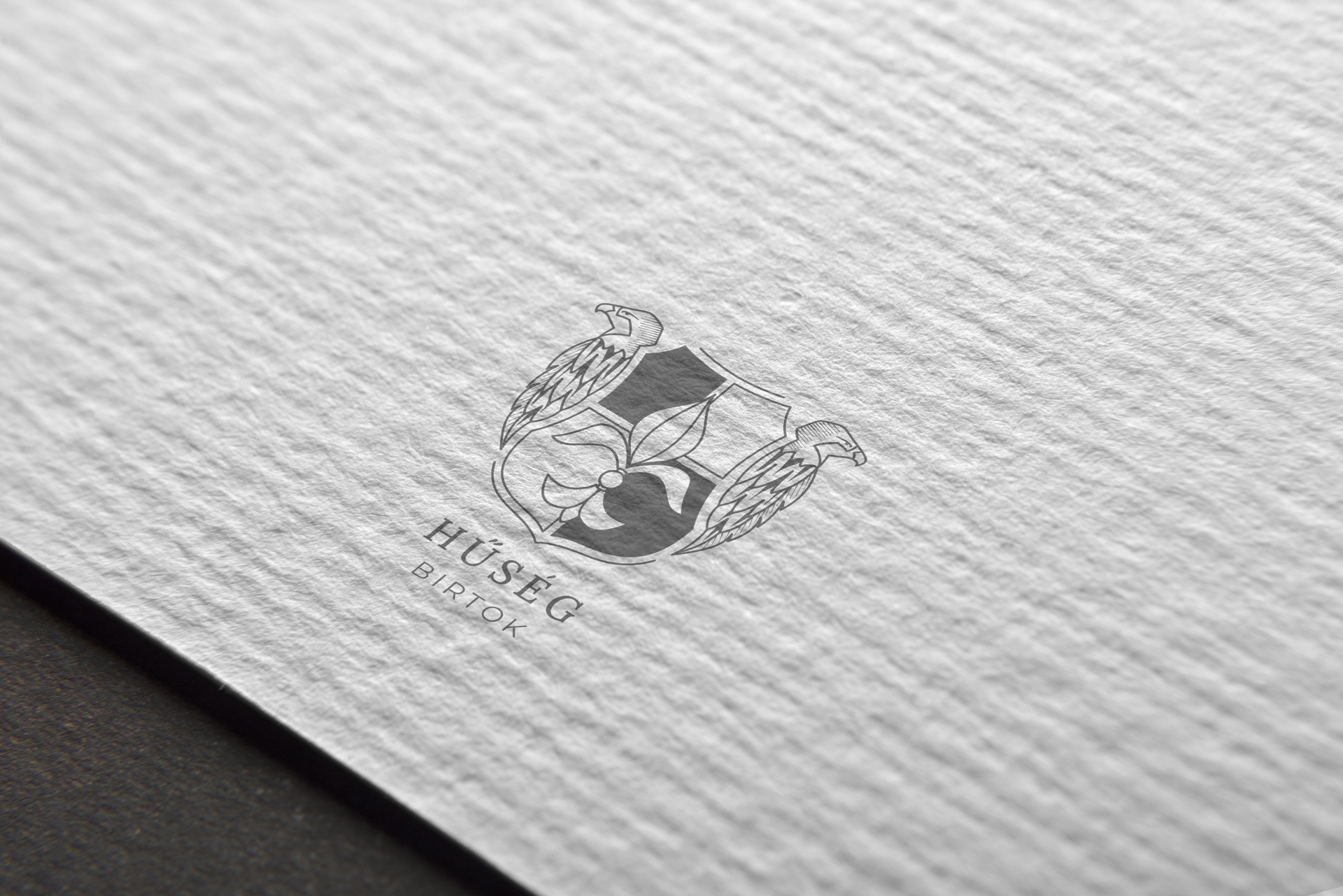 Hüség Birtok Logo Mockup